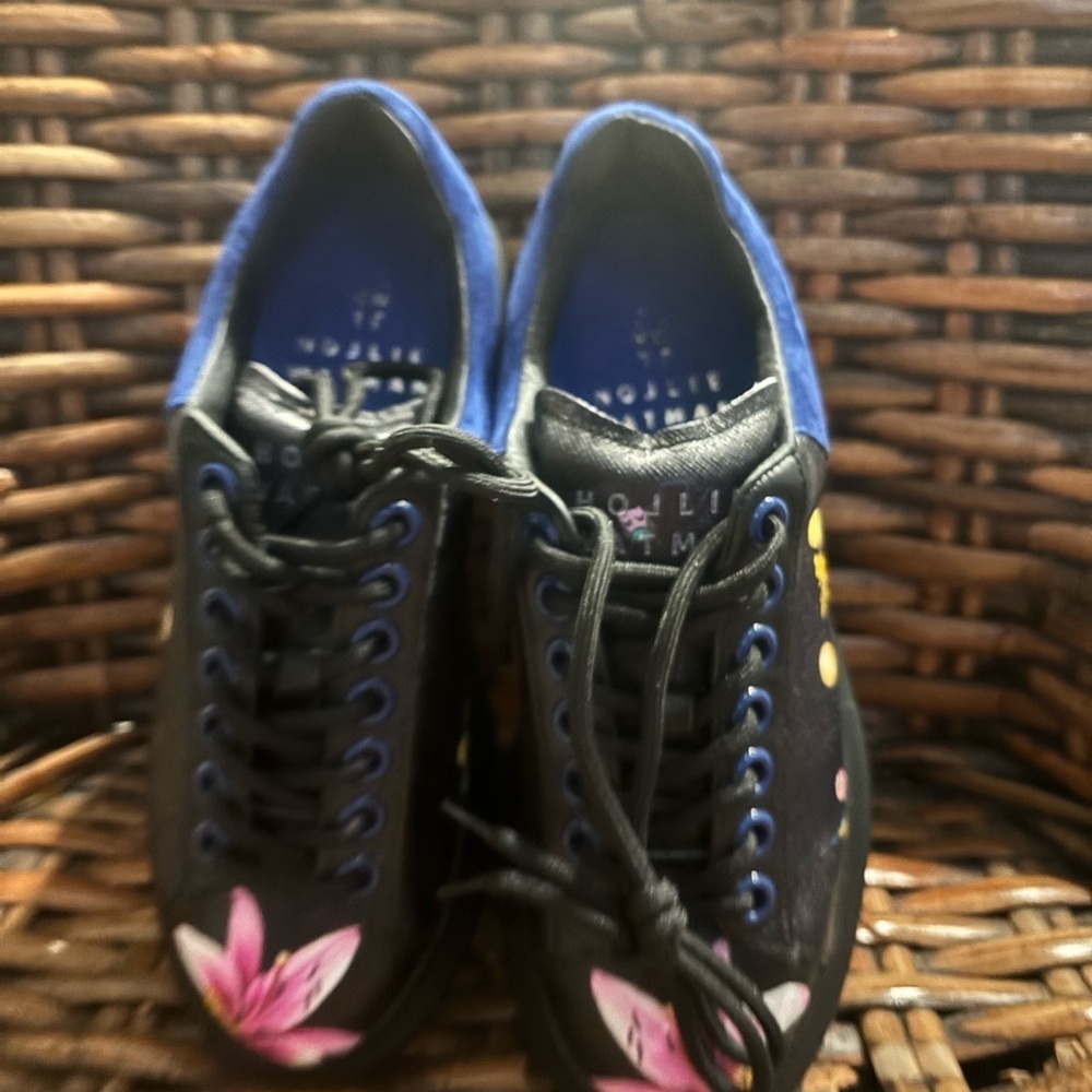 Hollie Watman Babes in Toyland Fashion
Sneakers. Size 6.5 Never worn ! - Picture 11 of 11